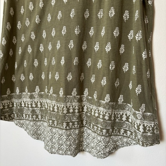 🎉4/30$🎉 Lucky Brand Olive Print T-Shirt Medium - Picture 3 of 5